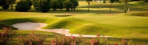 Inauguré en 1989 près d'un magnifique château à 6 kilomètres de Caen, le golf de Garcelles-Secqueville est un parcours de caractère. Le Clos Neuf et le Bois forment un 18 trous par 70 de 5716 mètres de long, au tracé très varié et technique, un véritable challenge accessible à tous les golfeurs. Un nouveau parcours de 9 trous, Le Parc, est maintenant disponible.
